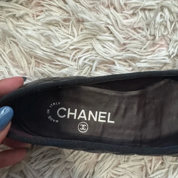 CHANEL Quilted Black Flats with Bow - Picture 4 of 7